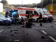Incidente sul Grande raccordo anulare a Roma, scontro tra auto e moto: una vittima e traffico paralizzato Incidente GRA Roma traffico bloccato