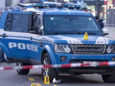 Milano, ruba la pistola a una guardia giurata e spara contro la Polizia: uomo gravissimo Sparatoria a Rogoredo