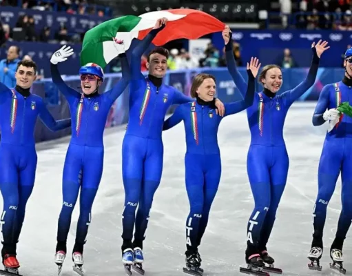 Oro short track, Italia in festa: trionfo nella staffetta e bronzo nel curling oro short track Italia, azzurri in festa sul podio a Milano-Cortina 2026