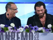 Sanremo 2026, il conto alla rovescia. Si apre il sipario: l’arrivo di Can Yaman, tutte le anticipazioni sulla prima serata del Festival Carlo Conti e Can Yaman conferenza stampa Sanremo 2026