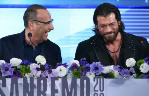 Sanremo 2026, il conto alla rovescia. Si apre il sipario: l’arrivo di Can Yaman, tutte le anticipazioni sulla prima serata del Festival Carlo Conti e Can Yaman conferenza stampa Sanremo 2026