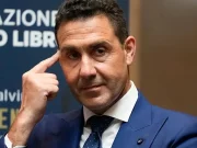 Vannacci lascia la Lega, Salvini: “Deluso”. Il Carroccio rievoca Fini: “La storia si ripete” Vannacci lascia il Carroccio