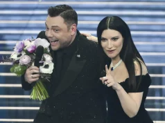 Sanremo 2026, top e flop della prima serata: dall’incontro dei due Sandokan a Tiziano Ferro che si prenota il Festival. La Rai scivola sulla “RepuPPlica” Tiziano Ferro Sanremo 2026 Ariston