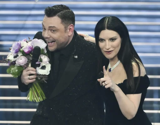 Sanremo 2026, top e flop della prima serata: dall’incontro dei due Sandokan a Tiziano Ferro che si prenota il Festival. La Rai scivola sulla “RepuPPlica” Tiziano Ferro Sanremo 2026 Ariston