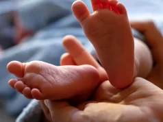 Bambino di 5 mesi cade dalle braccia della mamma e rotola giù per le scale: muore dopo due giorni di agonia Bambino cade dalle braccia della mamma e rotola giù per le scale a Pessione