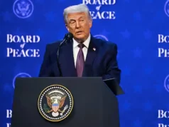 Board of Peace, Trump guida il vertice con 20 Paesi: 5 miliardi e scontro con il Vaticano Donald Trump al vertice Board of Peace a Washington