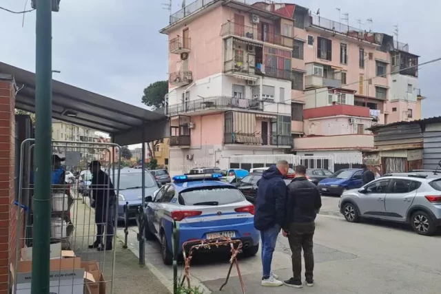 Agguato in via Sorrento San Giovanni a Teduccio Napoli (Foto Ansa) Via Sorrento San Giovanni a Teduccio Napoli