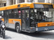 Ragazza accoltellata su un bus a Napoli, salvata dal conducente: paura tra i passeggeri autobus Napoli aggressione bus ragazza accoltellata