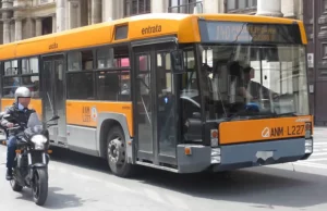 Ragazza accoltellata su un bus a Napoli, salvata dal conducente: paura tra i passeggeri autobus Napoli aggressione bus ragazza accoltellata