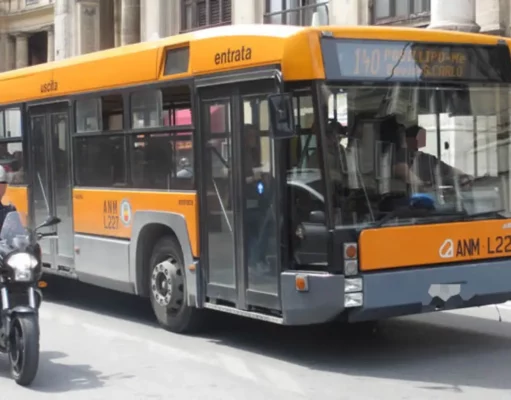 Ragazza accoltellata su un bus a Napoli, salvata dal conducente: paura tra i passeggeri autobus Napoli aggressione bus ragazza accoltellata