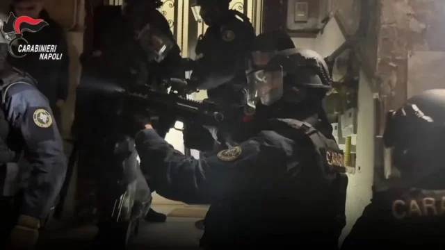 Maxi operazione camorra Napoli, blitz di carabinieri e polizia