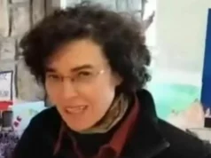 Prof accoltellata a Bergamo, la docente è fuori pericolo: “Aggressione ripresa in diretta” Chiara Mocchi professoressa Bergamo