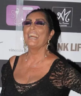 Napoli, oggi i funerali di Cinzia Oscar: l’addio alla cantante nella Basilica della Sanità Cinzia Oscar cantante napoletana