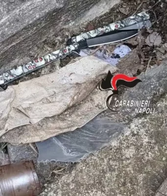 Napoli, 14enne accoltellato a scuola: denunciati due minori Coltello a farfalla sequestrato dai carabinieri Napoli