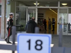 Prof accoltellata a scuola, il 13enne e la “missione”: imbragatura, video e doppia faccia del ragazzo scuola corridoio interno istituto