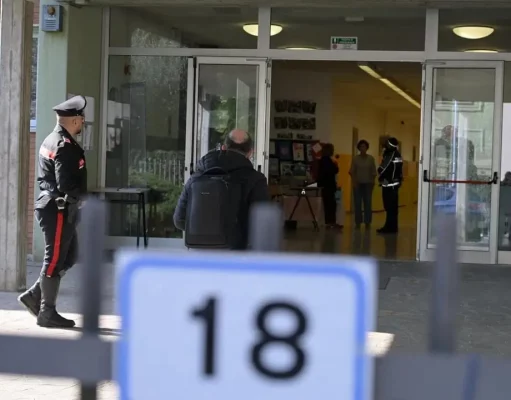 Prof accoltellata a scuola, il 13enne e la “missione”: imbragatura, video e doppia faccia del ragazzo scuola corridoio interno istituto