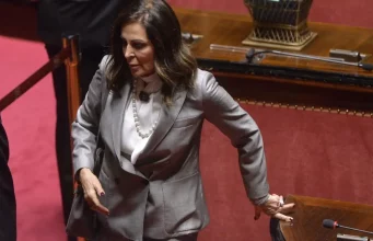 Santanchè si dimette, scossa nella maggioranza: “Obbedisco ma non sono un capro espiatorio” Daniela Santanchè ministro Turismo