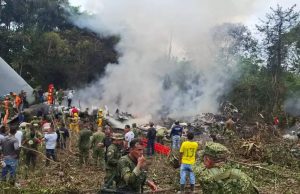 Schianto aereo in Colombia: almeno 66 morti nel disastro di un C-130 Hercules Colobia, 66 morti in un incidente aereo