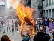 Milano, corteo transfemminista: bruciato manichino di Trump durante lo sciopero Fantoccio di Trump bruciato a Milano