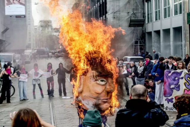 Fantoccio di Trump bruciato a Milano