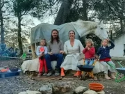 Famiglia nel bosco, ispettori del Ministero della Giustizia a L’Aquila: Meloni critica i giudici Casa nel bosco dove viveva la famiglia con tre bambini
