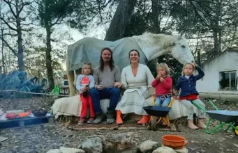 Famiglia nel bosco, ispettori del Ministero della Giustizia a L’Aquila: Meloni critica i giudici Casa nel bosco dove viveva la famiglia con tre bambini