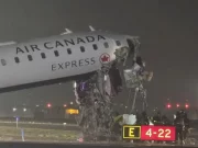 New York, scontro in pista a LaGuardia: aereo contro mezzo dei vigili del fuoco, morti pilota e copilota aeroporto LaGuardia incidente pista notte