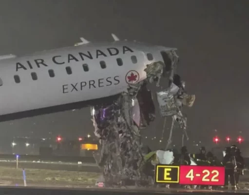 New York, scontro in pista a LaGuardia: aereo contro mezzo dei vigili del fuoco, morti pilota e copilota aeroporto LaGuardia incidente pista notte