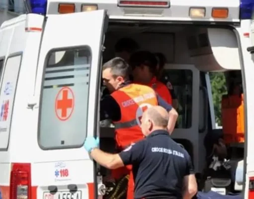 Dramma sul lavoro nel Napoletano, operaio precipita dal tetto durante l’installazione di pannelli ambulanza 118 intervento incidente lavoro