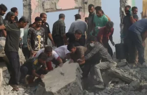 Iran colpisce gli Emirati: 3 morti e 68 feriti. Teheran avverte l’Europa: “Se intervenite sarà guerra” Iran colpisce Emirati con missili e droni