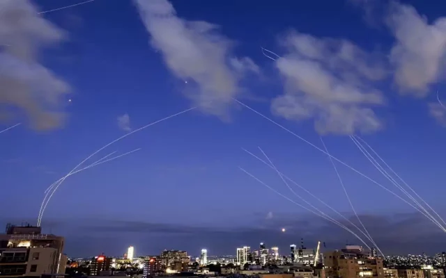 sistema Iron Dome intercetta missili in Israele