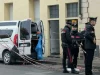 Genova, uccide la madre a coltellate e resta accanto al cadavere: arrestato 52enne Polizia davanti a palazzo nel quartiere Molassana a Genova
