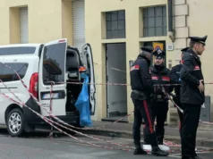 Genova, uccide la madre a coltellate e resta accanto al cadavere: arrestato 52enne Polizia davanti a palazzo nel quartiere Molassana a Genova