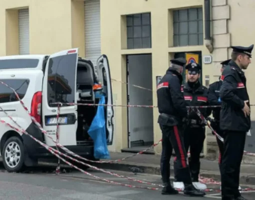 Genova, uccide la madre a coltellate e resta accanto al cadavere: arrestato 52enne Polizia davanti a palazzo nel quartiere Molassana a Genova