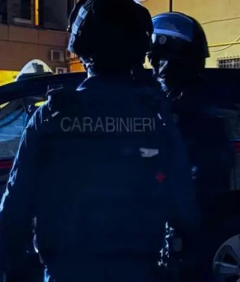 Studente arrestato per terrorismo: progettava una strage a scuola, manuali su armi ed esplosivi carabinieri operazione antiterrorismo Italia