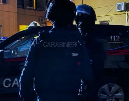 Studente arrestato per terrorismo: progettava una strage a scuola, manuali su armi ed esplosivi carabinieri operazione antiterrorismo Italia