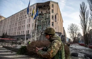 Petrolio sopra i 100 dollari: la guerra tra Iran e Israele fa impennare i prezzi Petrolio sopra i 100 dollari per effetto della guerra in Medio Oriente