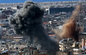 Guerra Iran, raid su Beirut e missili su Israele: morta una coppia. Nuova escalation in Medio Oriente Beirut bombardamenti guerra Iran