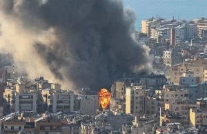 Guerra Iran, raid contro Larijani. Droni e razzi sull’ambasciata Usa a Baghdad Teheran bombardamenti guerra Iran