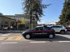 Bergamo, studente accoltella prof davanti a scuola: insegnante grave scuola Trescore Balneario ingresso istituto