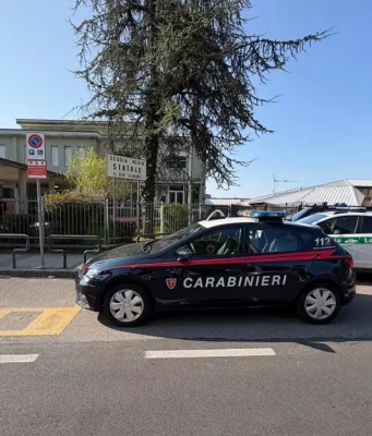 Bergamo, studente accoltella prof davanti a scuola: insegnante grave scuola Trescore Balneario ingresso istituto