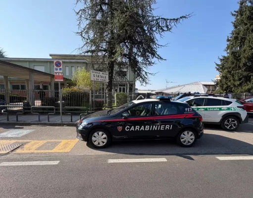 Bergamo, studente accoltella prof davanti a scuola: insegnante grave scuola Trescore Balneario ingresso istituto