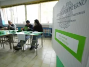 Referendum Giustizia, seggi aperti fino alle 15: affluenza al 46%, corsa finale al voto seggio elettorale voto scheda