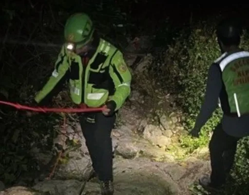 Precipita in un dirupo durante lavori boschivi: morto 30enne a Vico Equense Soccorso Alpino intervenuto in zona montana a Vico Equense