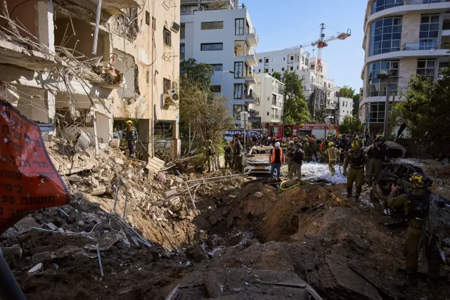 Danni a Tel Aviv dopo attacco missilistico Tel Aviv edificio danneggiato attacco missili Iran