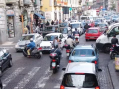 Napoli, perché aumentano gli incidenti: velocità, alcol e strade a rischio traffico Napoli strada urbana