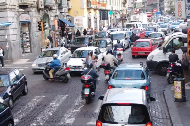 traffico Napoli strada urbana