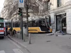 Tram deragliato a Milano, indagato l’autista per disastro ferroviario colposo: due morti e 50 feriti Tram 9 deragliato Milano viale Vittorio Veneto