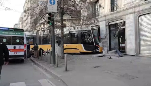 Tram 9 deragliato a Milano Tram 9 deragliato Milano viale Vittorio Veneto
