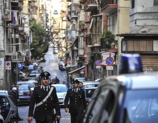 Napoli, 13enne accoltellato in via Toledo mentre prova a sedare una rissa 13enne accoltellato Napoli Via Toledo